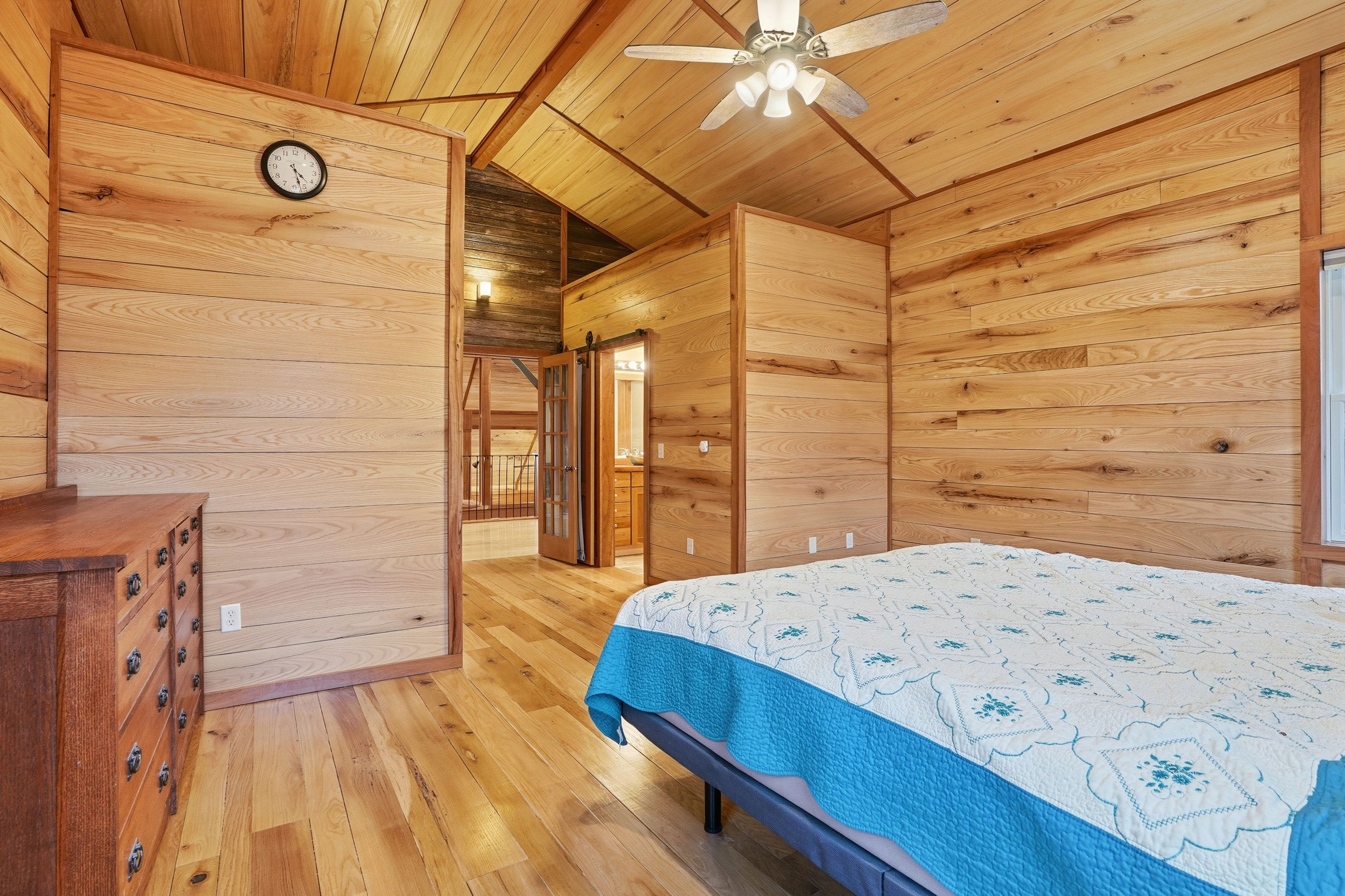 Listing Photo: 3300 Underwood Ave 0016-